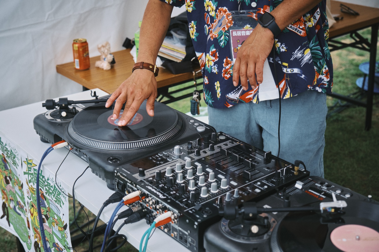 バイナルレコードでプレイするDJブース